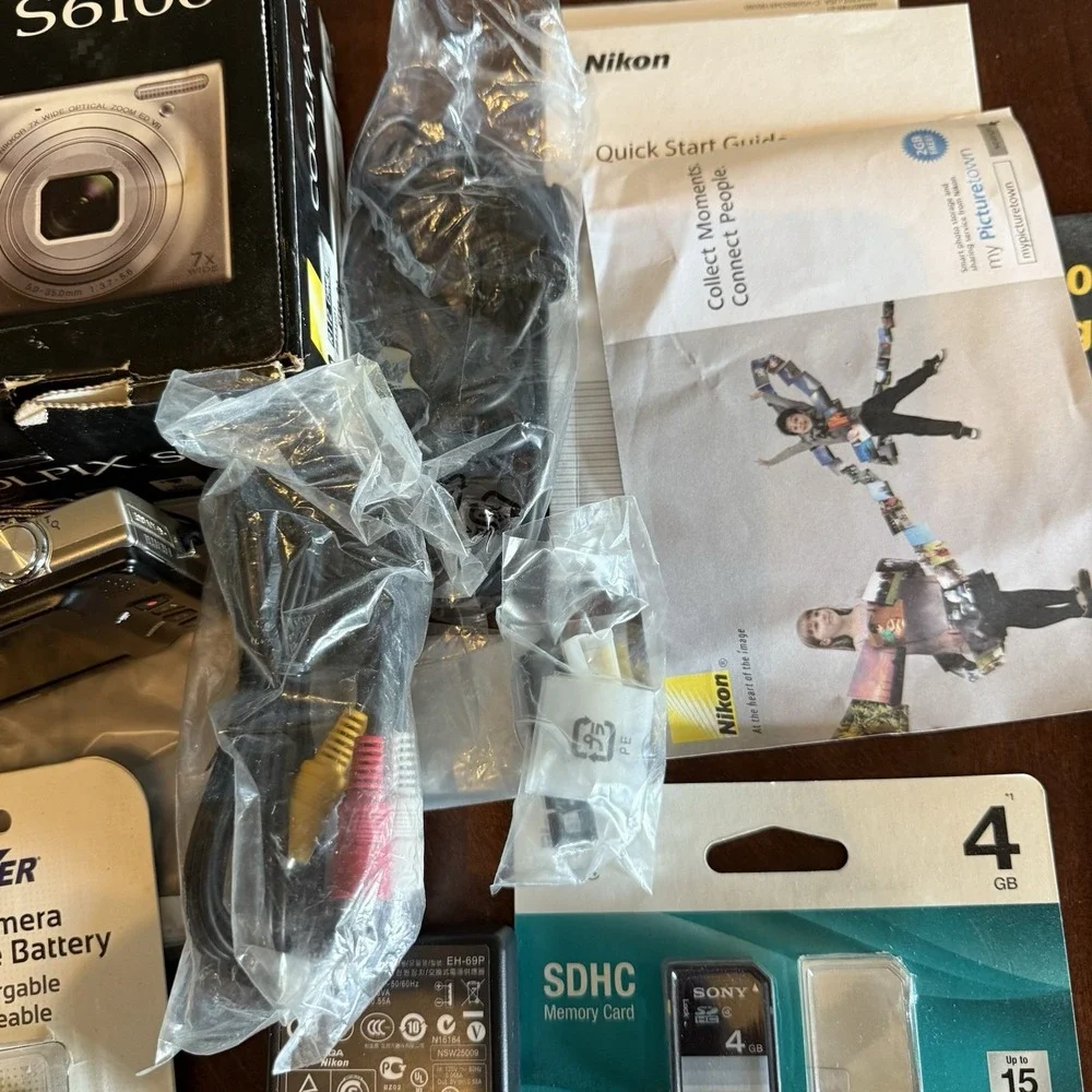 Nikon COOLPIX S6100‎ 16.0MP Silver Digital Camera Bundle wUSBcharger Software